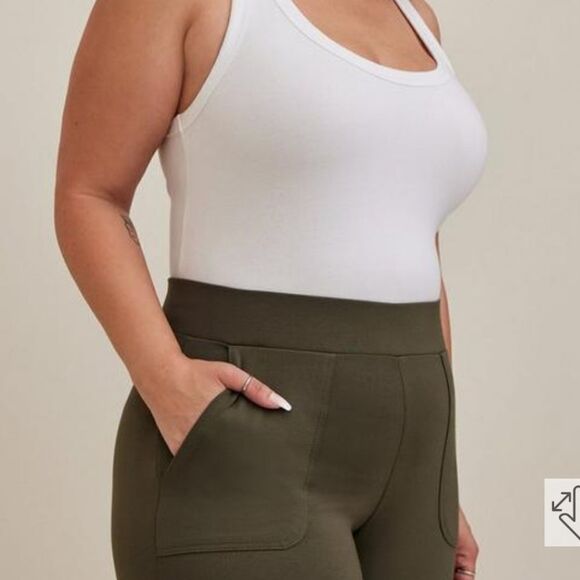 Torrid 4 Green Ponte full length pocket leggings - Picture 2 of 4